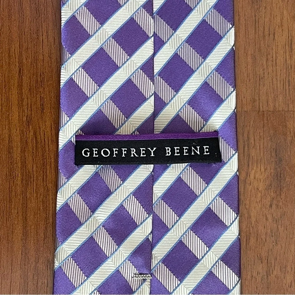 GEOFFREY BEANE ~ Gorgeous Lavender Lattice Weave Print Tie ~ Silk Blend